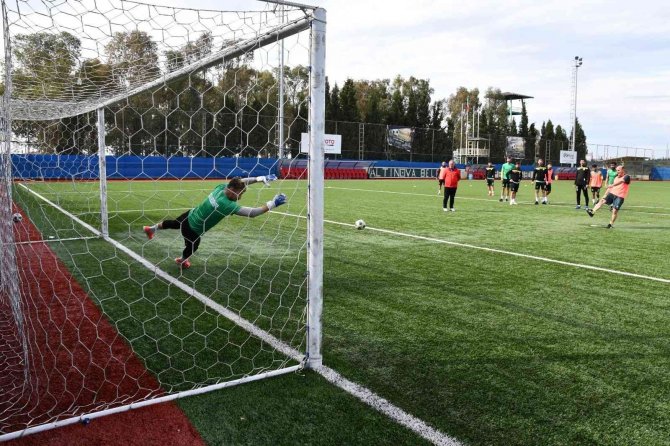 Başkan Oral, Futbol Takımıyla Antrenmana Çıktı