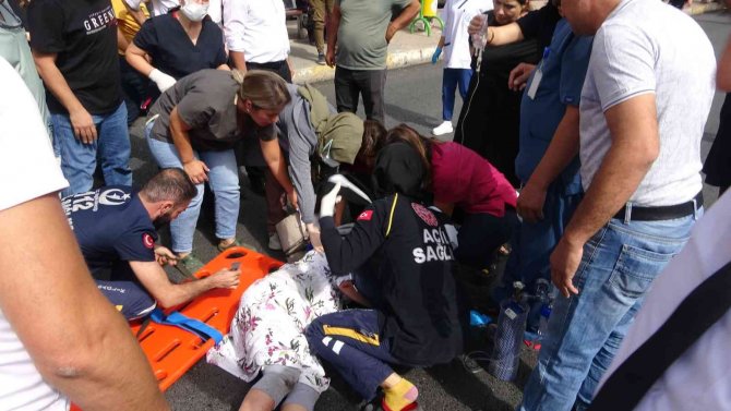 Otomobilin Çarptığı Hamile Kadın Yaşam Savaşı Veriyor