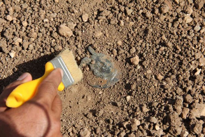 Perre’deki Kazılarda Medusa Kabartmalı Madalya Bulundu