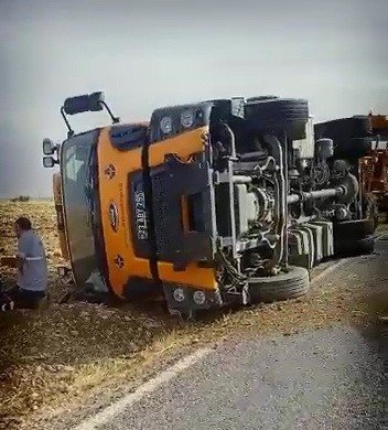 Asfalt Yüklü Kamyon Devrildi: 1 Yaralı