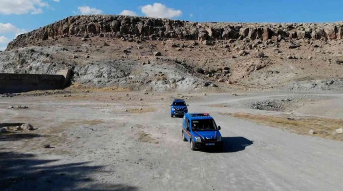 Jandarma, Kaybolan 12 Koyunu Dron İle Buldu
