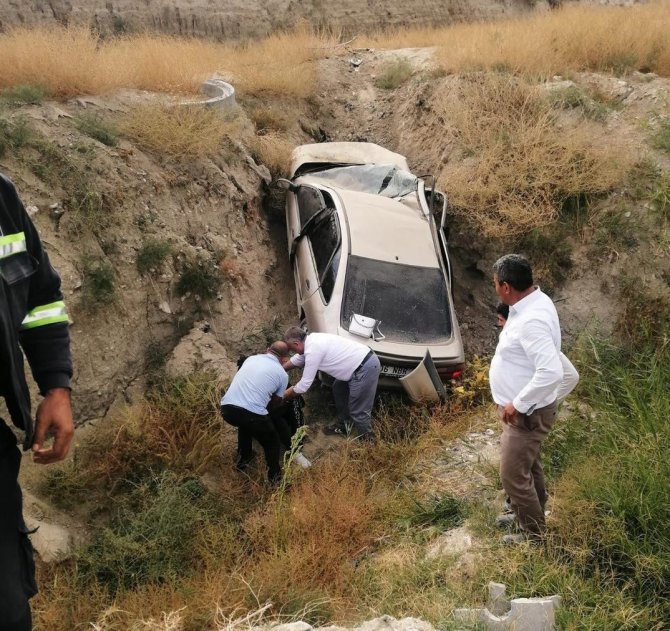 Dere Yatağına Uçan Otomobildeki Anne Ve Kızı Yaralandı