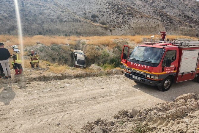 Dere Yatağına Uçan Otomobildeki Anne Ve Kızı Yaralandı