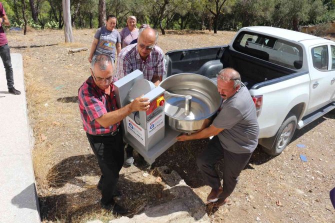 Büyükşehir’den Serik’e Hamur Yoğurma Makinesi Desteği