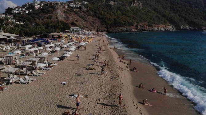 Ekim Ayında Sıcaklığın 32 Derece Olduğu İlçede Serinlemek İsteyenler Denize Girdi