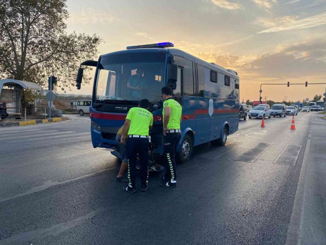 Cezaevine Ait Ring Aracı Kamyonetle Çarpıştı: 1 Yaralı