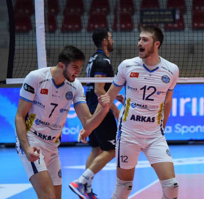 Axa Sigorta Efeler Ligi: Arkas Spor: 3 - Tokat Belediye Plevne: 0