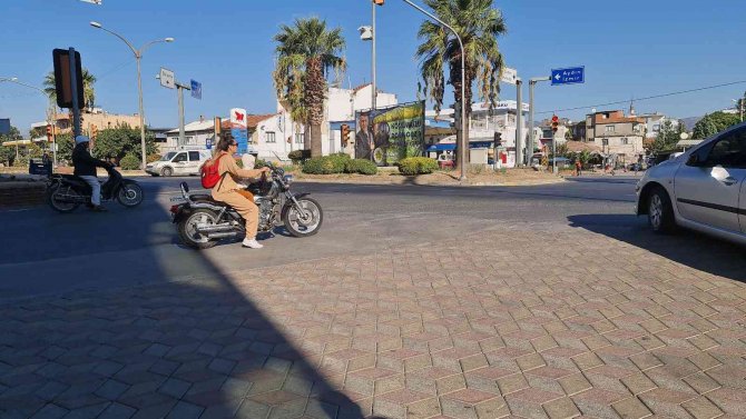 Motosiklet Üzerinde Tehlikeli Yolculuk