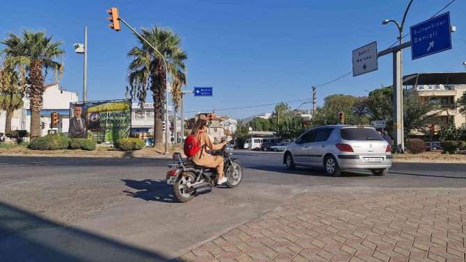 Motosiklet Üzerinde Tehlikeli Yolculuk