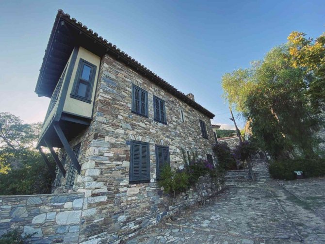 Doğanbey, Tarihi Dokusu İle Ziyaretçilerini Mest Ediyor