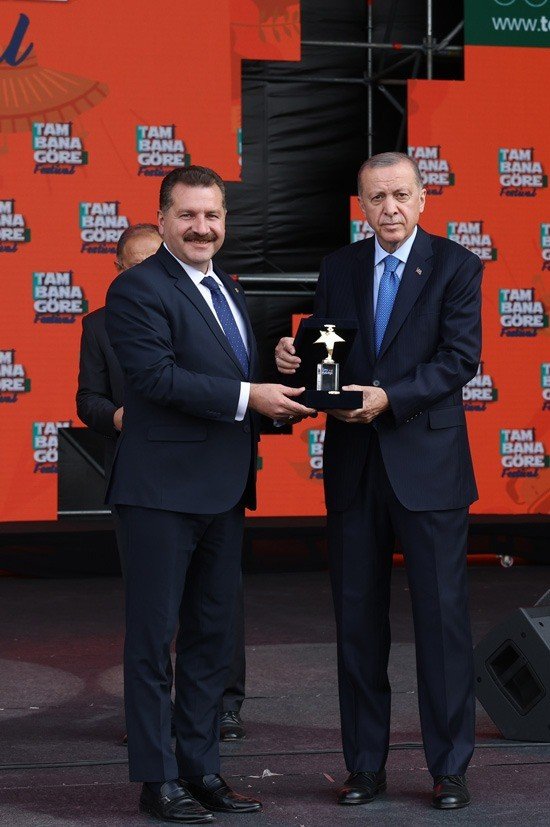 Cumhurbaşkanı Erdoğan’dan Yücel Yılmaz’a "Genç Belediye" Ödülü