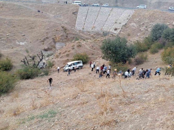 İ̇nşaat İşçilerini Taşıyan Midibüs Uçuruma Yuvarlandı: 6 Yaralı