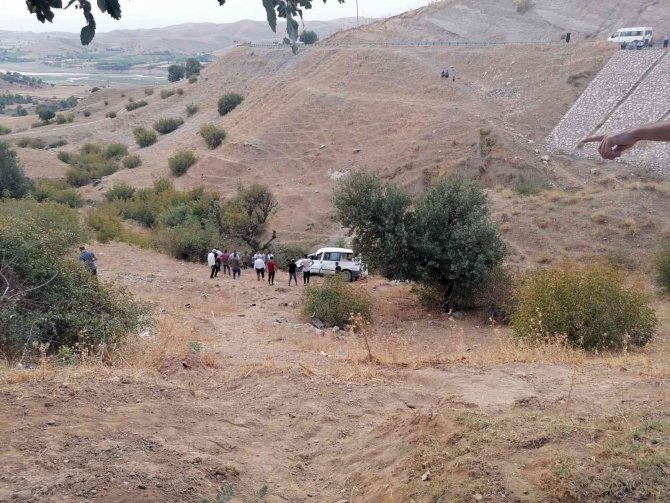 İ̇nşaat İşçilerini Taşıyan Midibüs Uçuruma Yuvarlandı: 6 Yaralı