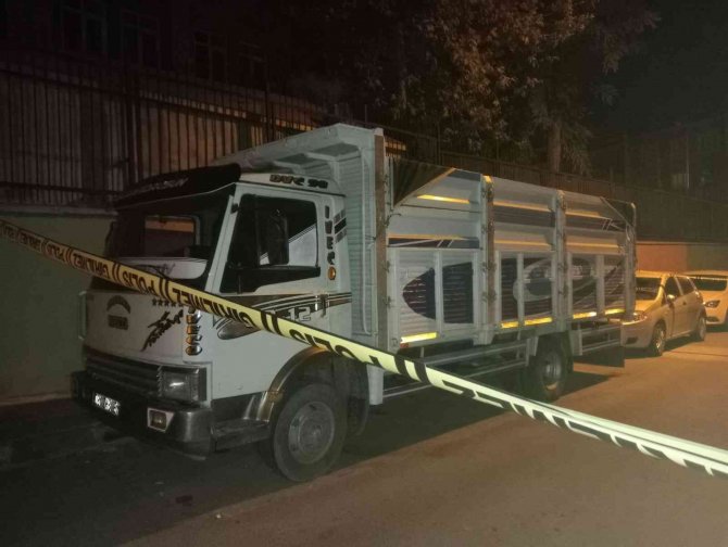 Bayrampaşa’da Bir Kişi Kamyonet İçinde Ölü Halde Bulundu
