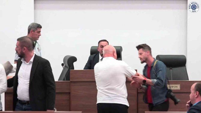 Biga Belediye Başkanı Erdoğan: “Meclis Adabını Bilmeyenler Şimdi Mağduriyeti Oynamasın”