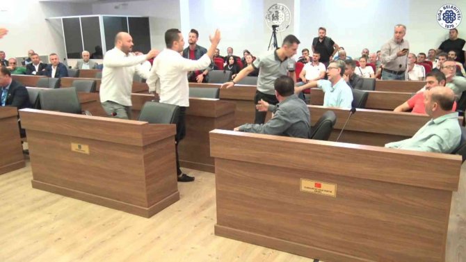 Biga Belediye Başkanı Erdoğan: “Meclis Adabını Bilmeyenler Şimdi Mağduriyeti Oynamasın”