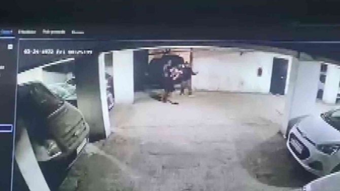 Hırsız, Motosiklet Sahibi Tarafından Yakalanınca Bıçak Çekti O Anlar Kameraya Yansıdı