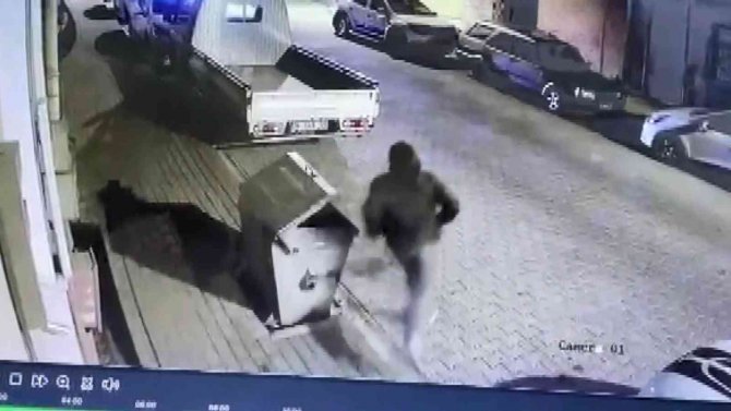 Hırsız, Motosiklet Sahibi Tarafından Yakalanınca Bıçak Çekti O Anlar Kameraya Yansıdı