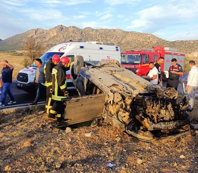 Takla Atan Otomobil Şarampolde Ters Döndü: 2 Yaralı