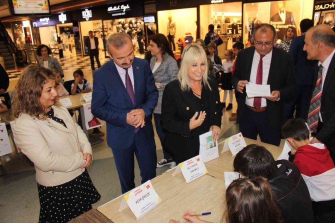 Küçük Yazarlar Kitaplarını İmzaladı