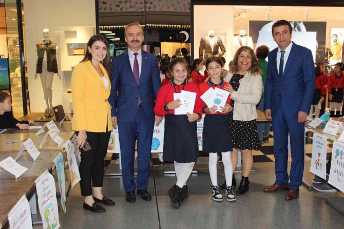 Küçük Yazarlar Kitaplarını İmzaladı