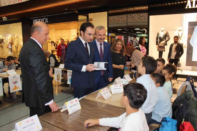 Küçük Yazarlar Kitaplarını İmzaladı