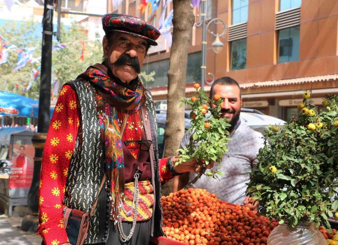 Sonbahar Habercisi Alıç Tezgahlarda Yerini Aldı