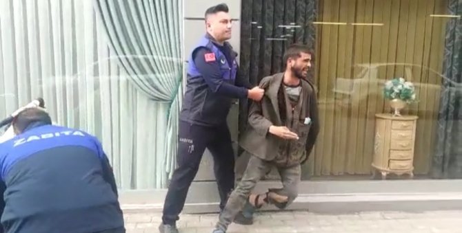 Bursa’da Dilencinin Zabıtaya Direnme Anları Kamerada