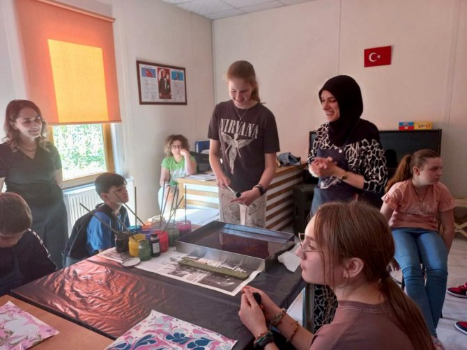 Yabancı Öğrenciler Bilgi Evinde Ebru Sanatı İle Tanıştı