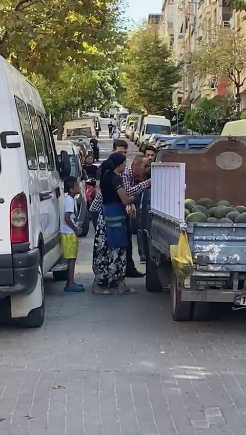 Güngören’de Zabıtadan Seyyar Satıcıya Ailesinin Yanında Tokat