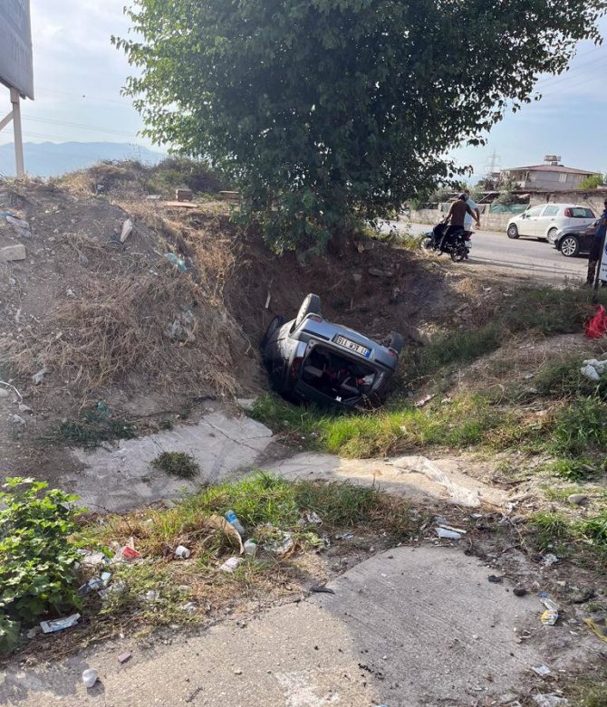 Hatay’da Takla Atarak Devrilen Otomobilin Sürücüsü Yaralandı