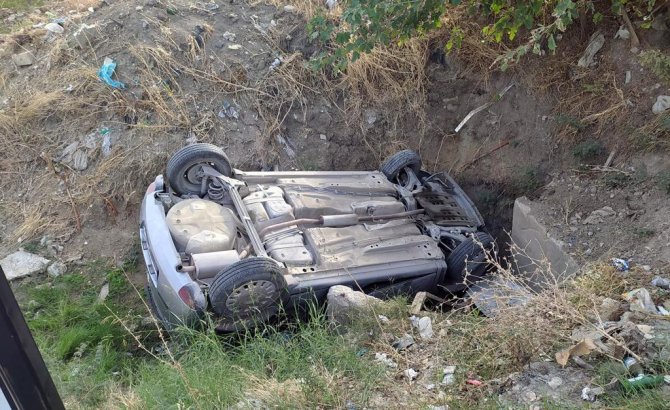 Hatay’da Takla Atarak Devrilen Otomobilin Sürücüsü Yaralandı