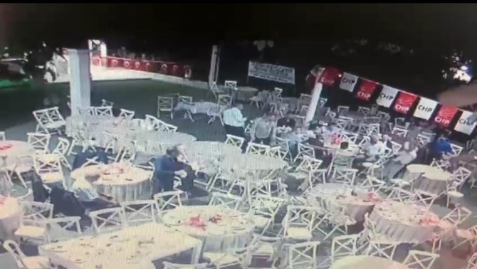 Chp’nin Dayanışma Yemeğinde Yumruklar Konuştu, Salon Karıştı