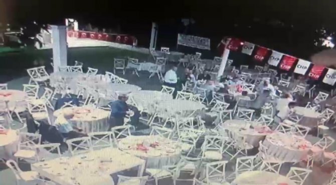 Chp’nin Dayanışma Yemeğinde Yumruklar Konuştu, Salon Karıştı