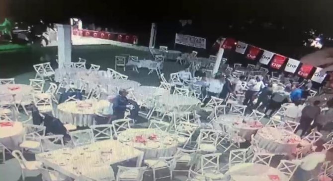 Chp’nin Dayanışma Yemeğinde Yumruklar Konuştu, Salon Karıştı