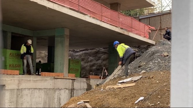 Kadıköy’de İnşaatta Toprak Kayması Sonrası Bir İşçi Toprak Altında Kaldı. Olay Yerine İtfaiye, Sağlık Ve Polis Ekipleri Sevk Edildi.