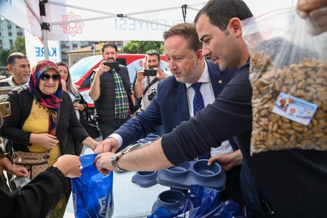 Karesi Belediyesi’nden Sokak Hayvanlarına 2 Ton Mama