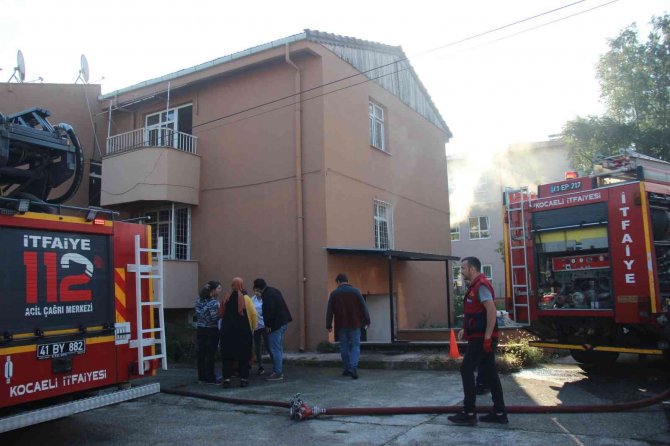 112 Acil Sağlık Hizmetleri İstasyonunun Alt Katındaki Lojmanda Yangın Çıktı