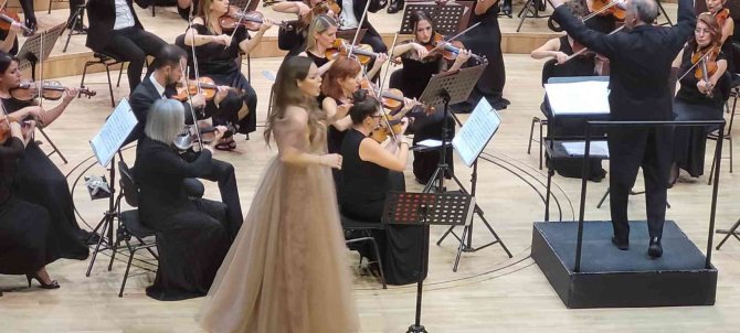 Bakan Ersoy, Opera Sanatçıları Murat Karahan İle Opolais’in Konserini İzledi