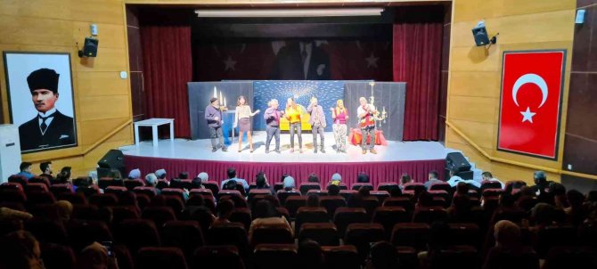 Hakkari’de "Komiği Düşünüldü" Adlı Tiyatro Oyunu Sahnelendi