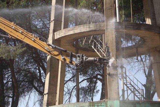 Urganlı’da 55 Yıllık Ayaklı Su Deposunun Yıkımı Yapıldı