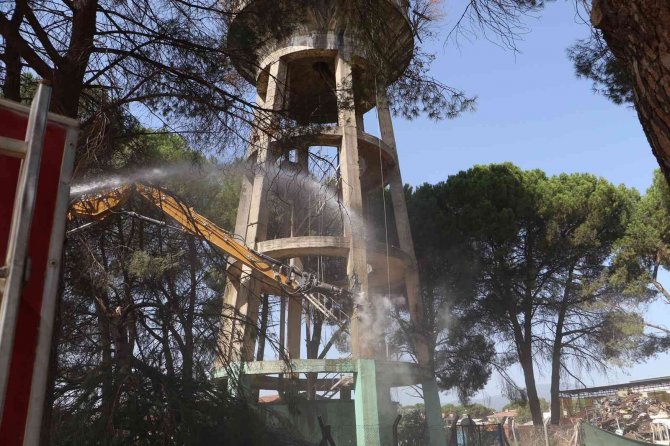 Urganlı’da 55 Yıllık Ayaklı Su Deposunun Yıkımı Yapıldı