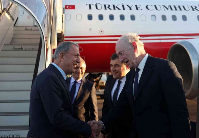 Milli Savunma Bakanı Akar, İ̇ngiltere’de