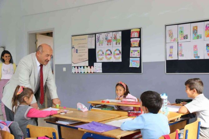 Müdür Başyiğit, Öğrencilere Bol Kitap Okumalarını Tavsiye Etti