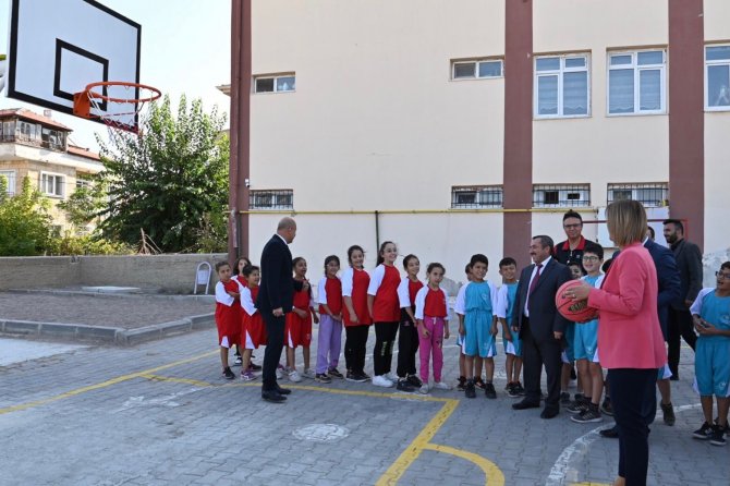 İ̇lk Basketi Vali Becel Attı