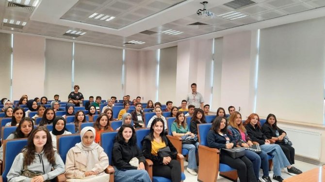 Nevü’de Hemşire Adaylarına Kütüphane Hizmetleri Tanıtıldı