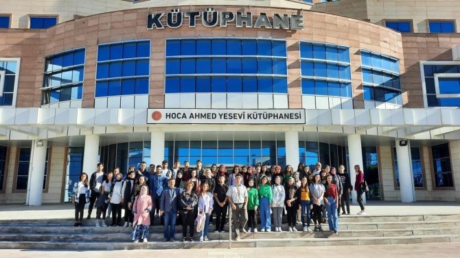 Nevü’de Hemşire Adaylarına Kütüphane Hizmetleri Tanıtıldı