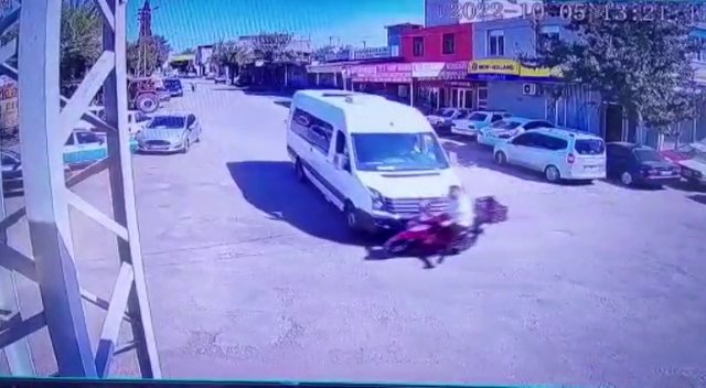 Minibüsün Motosikletliye Çarptığı An Kamerada