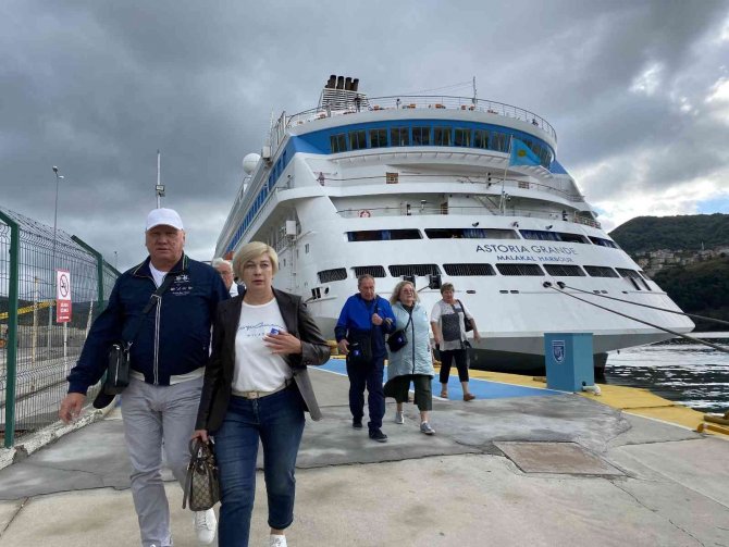 Rusya’dan Demir Alan Kruvaziyer 796 Yolcusuyla Amasra Limanına Ulaştı