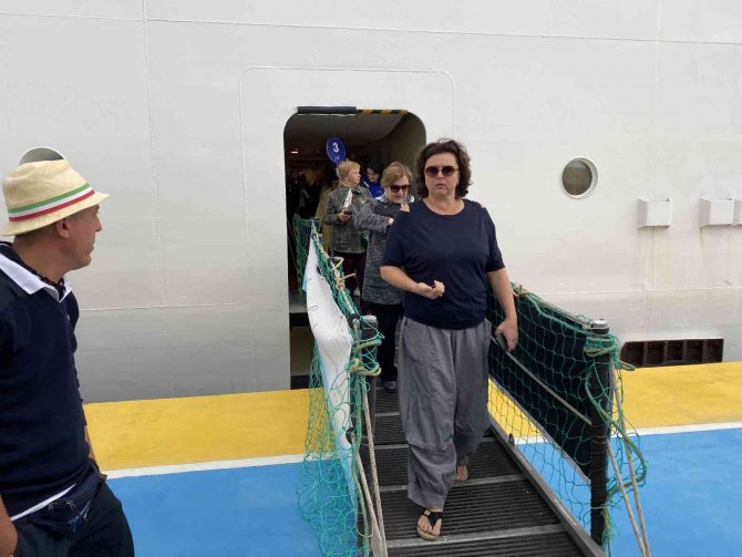 Rusya’dan Demir Alan Kruvaziyer 796 Yolcusuyla Amasra Limanına Ulaştı